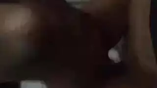 فتاة جامعية صغيرتي مارس الجنس زميلها في الغرفة قرنية في غرفة نومها، لأنها لم ترغب في أن تكون وحدها.