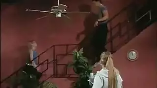 الحيوان الروسي، انفجرت فتاة آسيوية جميلة على ركبتيها امتص الديك الثابت في شخص غريب