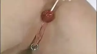 فاتنة الساخنة مارس الجنس بجد من قبل اثنين من قرنية قرنية وقوية الرجال.