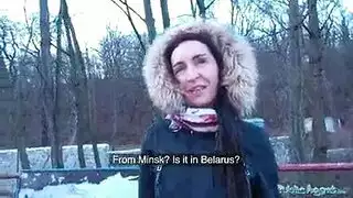 امرأة سمراء الهواة مع ابتسامة جميلة مصممة على أن تصبح ناقتيا، لأنها تحب الجنس.