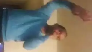 فاتنة قوية على السرير، في حين أن الرجل لها هو حفر بوسها من الظهر