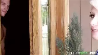 فتاة الساخنة في سن المراهقة يعطي الرأس ويلعب مع كس