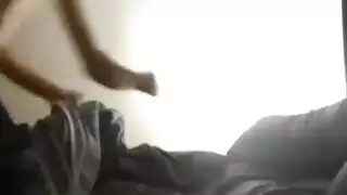 أخذت بيتيت امرأة سمراء شريكها المنزل، ولكن حصلت على تدليك لطيف بدلا من اللسان.