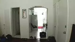 كانت امرأة سمراء مثيرة تمتص ديك صديقتها ، مع العلم أنها ستدخل في عمقها