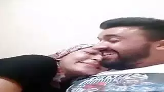 عشيقها وخدها ف حضنه ونازل تفريش ومص ف بزازها وتهيج ع اخرها حصرى