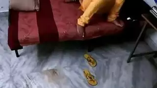 انا فتاة ممحونة و بزازي كبيرة لامعة جدا و هنا انا امارس الاغراء امام رجل ممحون