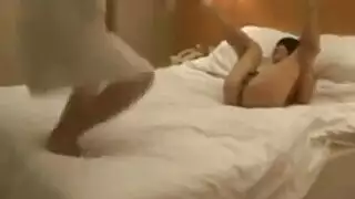 الفتيات اليابانيات تستخدم كل فرصة للاستعلام مع بعضها البعض في المواقف الجنسية المختلفة.