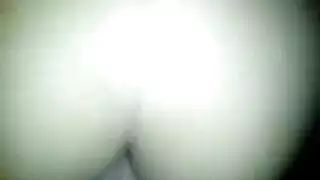 سيدة شابة قرنية وامرأة سمراء جميلة تلعب مع بعضها البعض في المكتب، طوال اليوم.