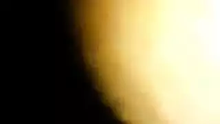 حصلت شقراء مفعم بالحيوية في جوارب سوداء وأحذية سوداء ذات كعب عالٍ على لعبة جنسية حتى مؤخرتها