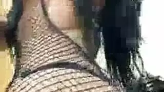 ترانزيستور بالزي الرسمي تمتص قضيب شريكها وهي تعرف بالضبط كيف يريد هزة الجماع السريعة