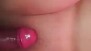 يحصل أكل كس الآسيوية لطيف من قبل لعبة بحجم العين