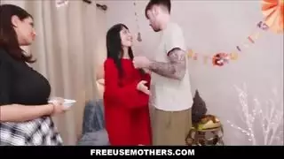 زوجة زوجة سميكة الحرة وصديقتها الآسيوية تستخدم من قبل ربيبة أثناء الانتظار على العشاء ماريكا هاس ، سارة العربية ، نادي سيئ