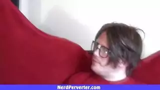 الطالب الذي يذاكر كثيرا ناضجة يرتدي قناع وشبكة صيد السمك يقوم ببعض الشد