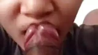 سيدة جميلة تقوم بفرك الديك الثابت لعميلها برفق على ركبته أثناء جلسة تدليك