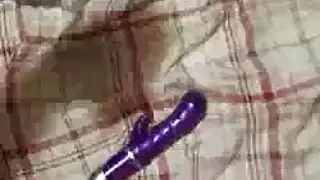 مهرجان جنس مثلي قاسٍ للمراهقين على طاولة خشبية