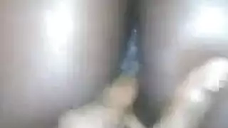 الفتاة الممتلئة تصل للنشوة في جلسة استمناء منفردة على الأريكة