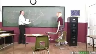 مراهقة تحصل على تدريس خاص في السرير