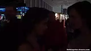 خلعت ملابسها الداخلية لجماع جماعي صريح