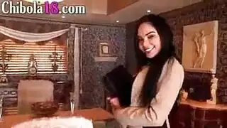 شقراء مغرية تمص قضيبًا بلعاب في كابينة الشاحنة نهارًا