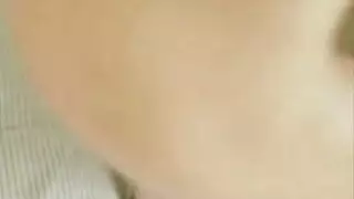 شقراء مراهقة ذات أثداء كبيرة تمتلئ مؤخرتها بالكريمة وتتعرض لعنف جماعي