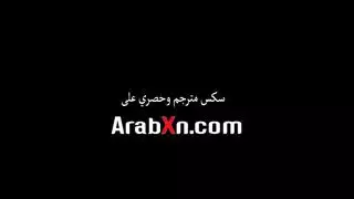 شاب يدخل على امه وهي تخلع الملابس
