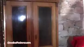 إباحية صباحية: قذف في الحلق على الأريكة وكلام قذر