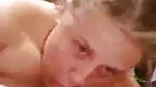 جارية الجنس الفموي تُستخدم في الجنس القاسي عبر الوجه