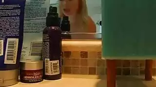 صاحبة المنزل مع عامل الدكور