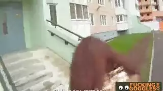 فتاة روسية صغيرة تتربع على ركبتيها لمص قضيب مكثف