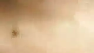 فتاة يابانية لطيفة تأخذ قضيبًا صلبًا من الخلف فيديو هاوٍ