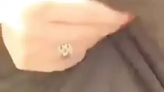 جازمن تأخذ قضيبًا غليظًا بعمق أثناء الركوب العكسي