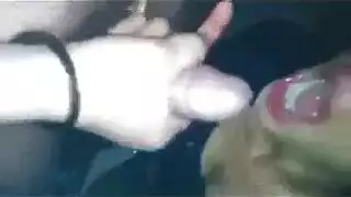 شقراء وقحة تمط فتحتها بواسطة دسار