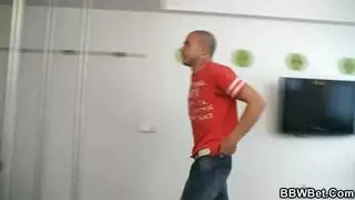 أثداء الأم الضخمة تفوق كل الأثداء الإباحية على الإنترنت