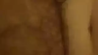 امرأة ناضجة تكشف كسها الحليق الشبابي