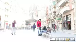 أثداء طبيعية ناتئة تهتز أثناء جنس عنيف