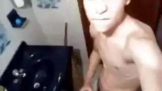 شاب شاب مقيّد بحزام للمتعة المنحرفة