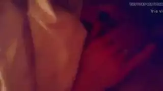 جنس على كرسي عملاق: عاهرات ناضجات يستمتعن بالانتزاع القاسي للمهبل والجماع