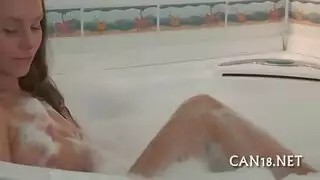يتم مشاركتها وتقبيلها من قبل رجل نافذ