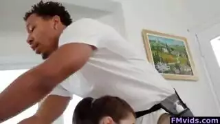 يضع وجهه في طيزها