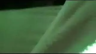 ألعاب فتيان متحمسين تخدم رجلًا ناضجًا مثارًا