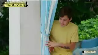 حركة جنسية قوية بجانب المسبح: ميلف ومراهق ينيكان