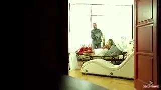 شقراء نحيفة تأخذ قضيبًا سميكًا في فرجها المبلل