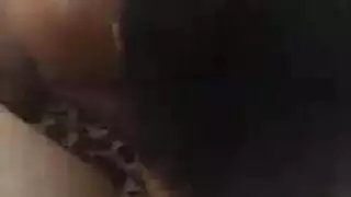 جماع حظيرة: خنزير ينتهك فتحات الفتاة الصغيرة