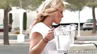 زوجة الأب الإيطالية وابنتها تشاركان قضيب زوج الأم
