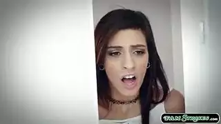 الجدة العجوزة تأخد زب ضخم من مأخرتها ويخرج عينيها من البكاء