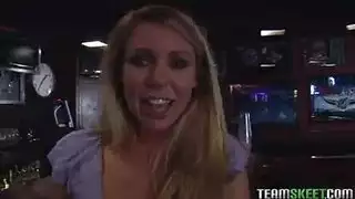 وجهٌ مُلطخ من جلسة كاترينا الفوضوية للمص
