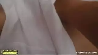 أخ يعطي قضيبه لأخته مقابل سريرها