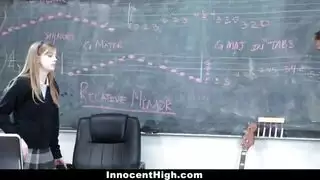 الطالب الشاب يعطي المعلم مصة إباحية بعد المدرسة