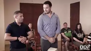 فتاة ساخنة تلعق قضيبًا بشدة في فيلم إكس إكس إكس صريح