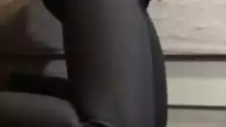 بنات عم ممتلئات الجسم يعبثن بمهبلهن الرطب في مشهد ساخن
